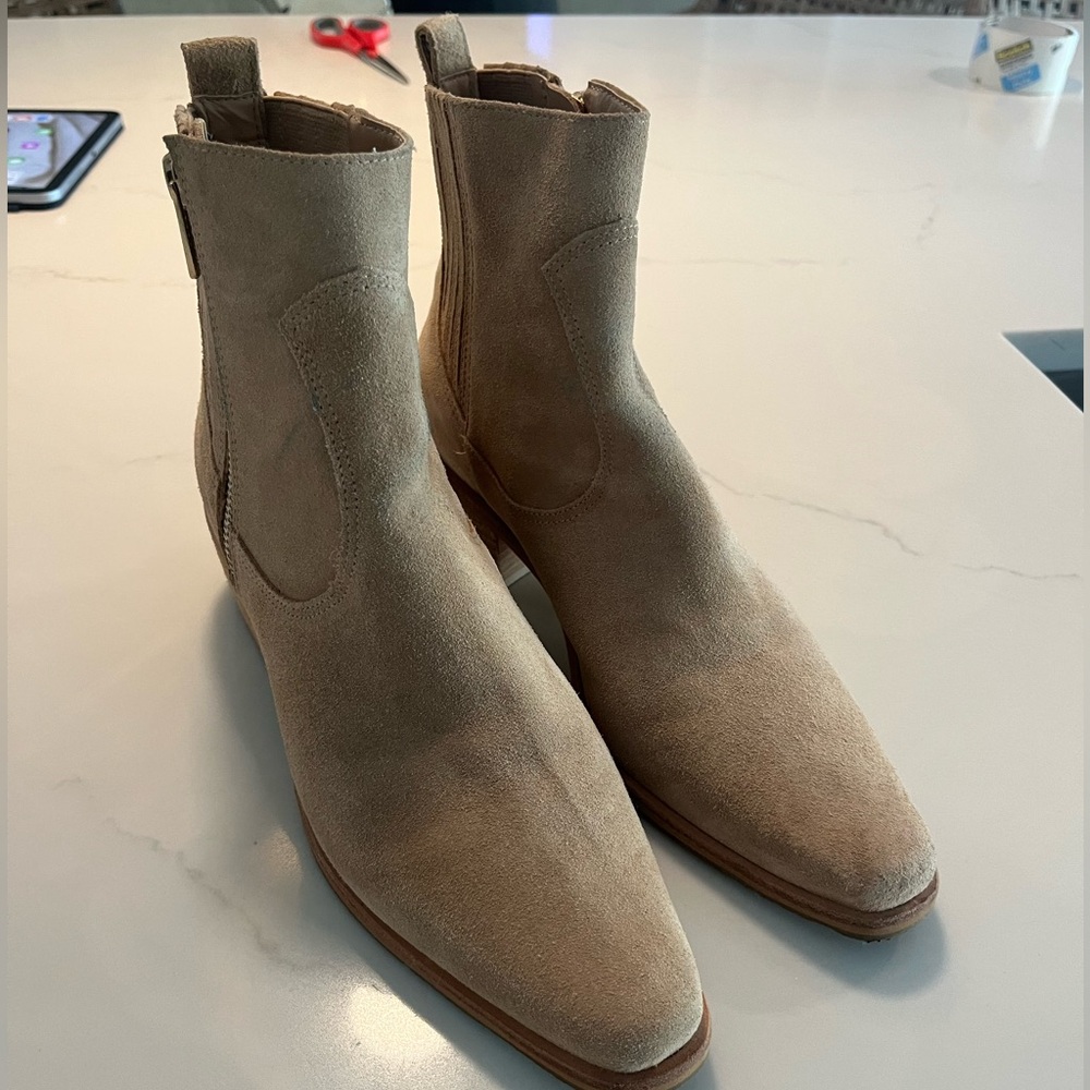 Donald Pliner size 8.5 tan ankle boots with gold hardware